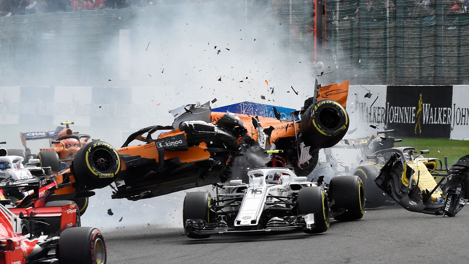 Imagen del espectacular accidente de Fernando Alonso en Spa.