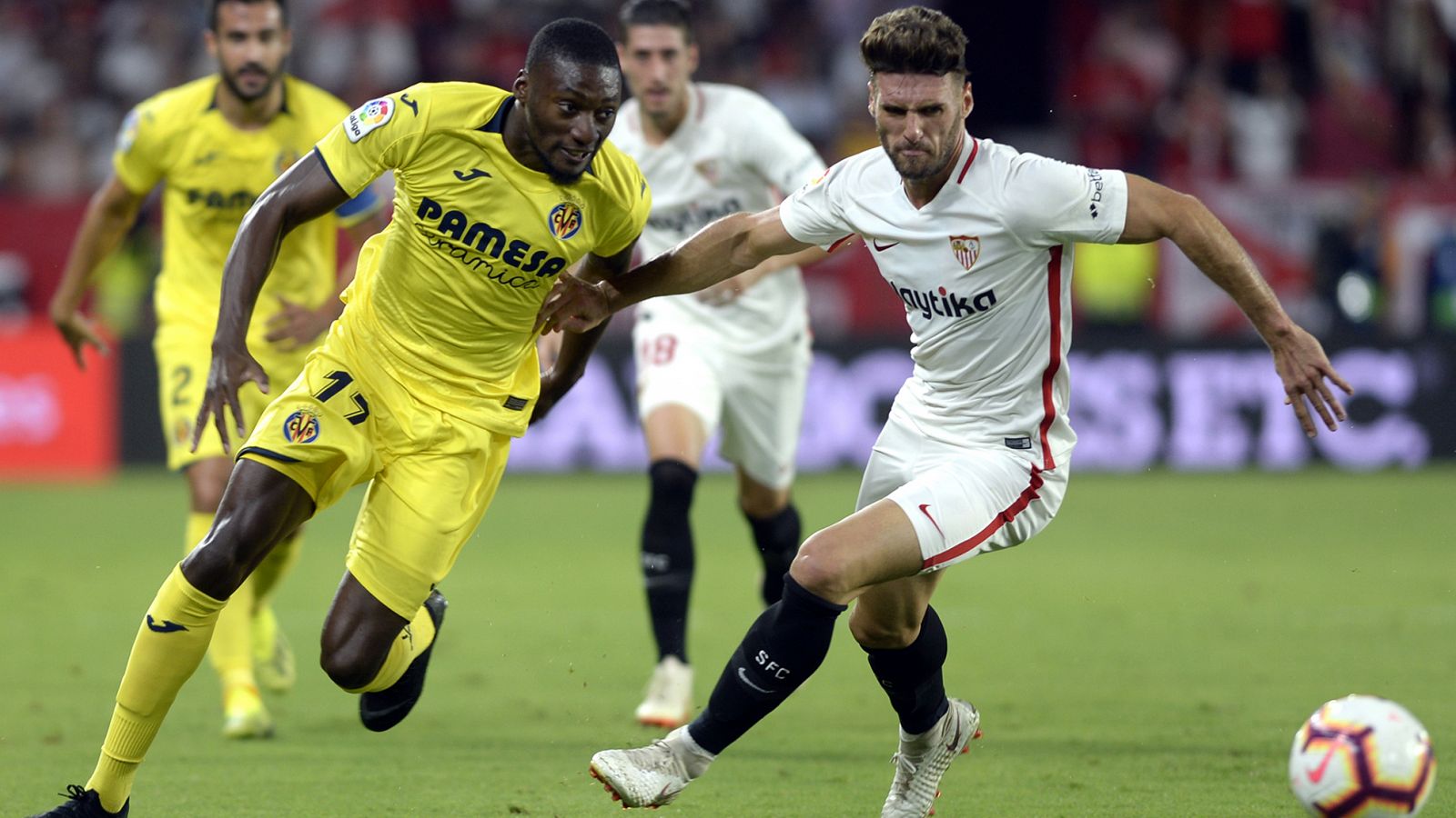 Karl Toko Ekambi, del Villarreal, pugna por un balón con Sergi Gómez, del Sevilla.