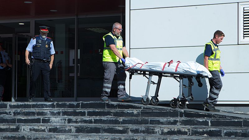 Un presunto atacante con arma blanca es abatido en una comisaría de los Mossos en Cornella
