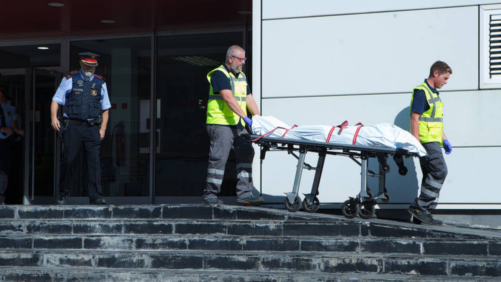 Un presunto atacante con arma blanca es abatido en una comisaría de los Mossos en Cornella 