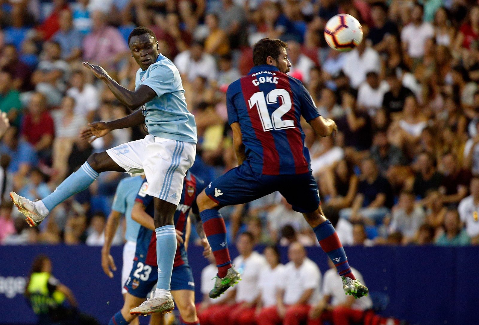 Pione Sisto (i) disputa el balón con Coke