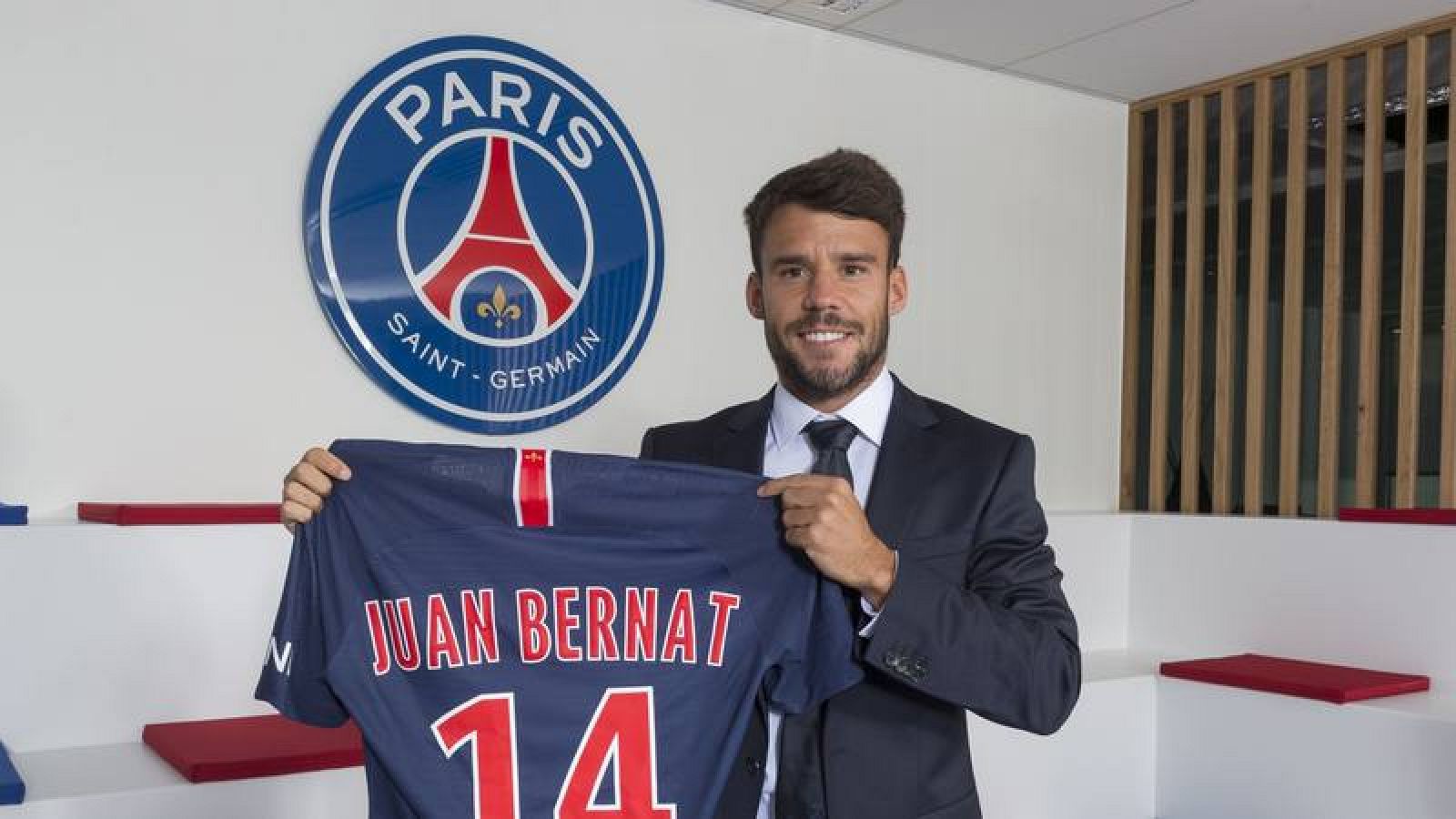 Juan Bernat firma por tres años con el PSG.