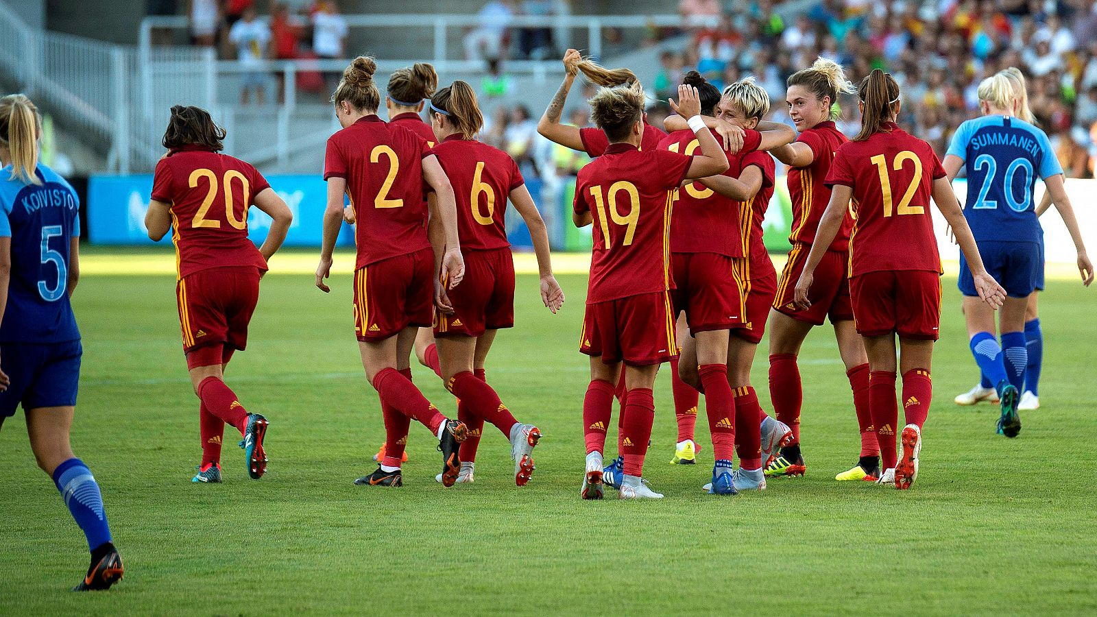 Las jugadoras de España celebran un gol ante Finlandia.