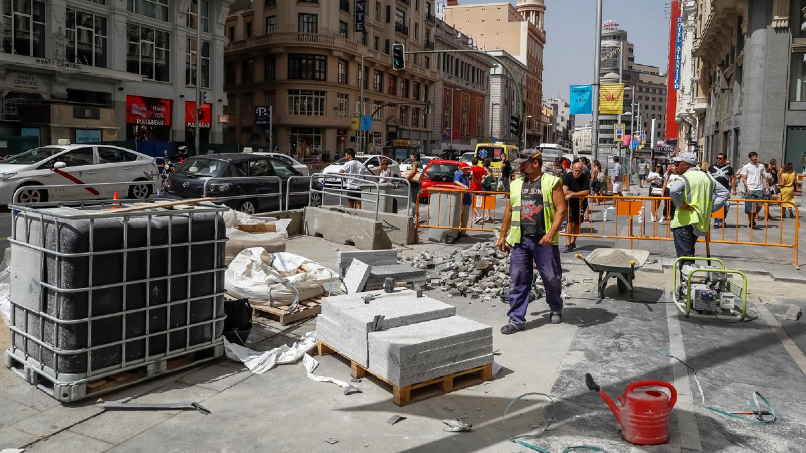 Aspecto de las obras que se llevan a cabo para ensanchar las aceras de la Gran Vía de Madrid