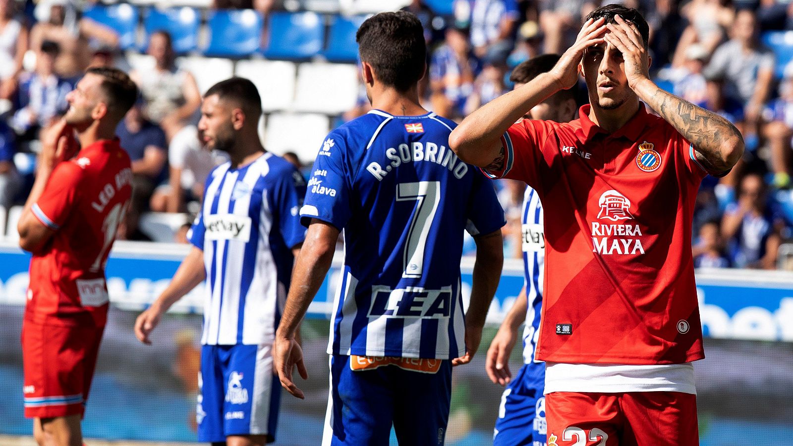 El defensa del RCD Espanyol, Mario Hermoso (d), se lamenta tras fallar un tiro a puerta.