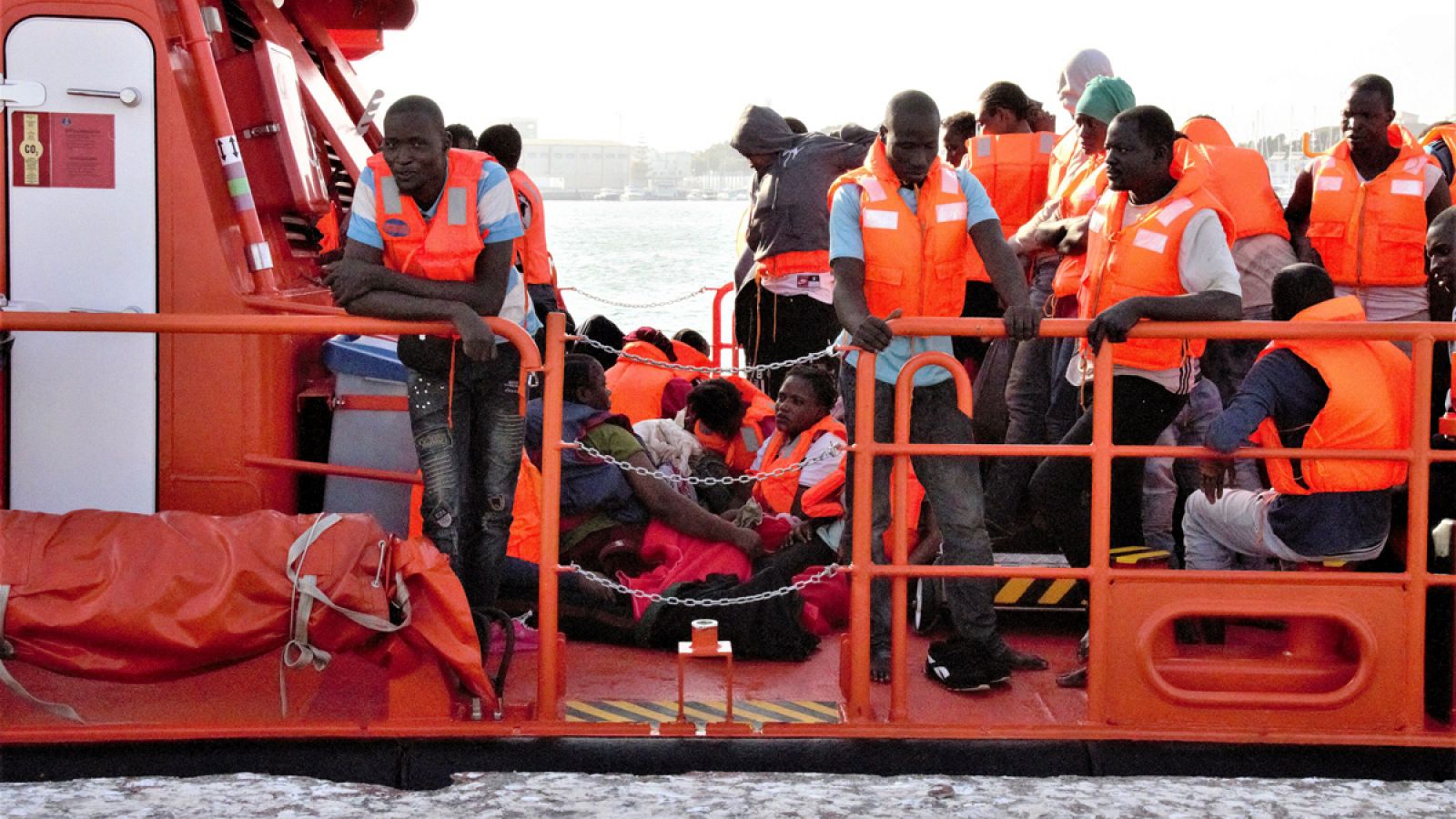 Inmigrantes llegan al Puerto de Motril (Granada) tras ser rescatados por Salvamento Marítimo
