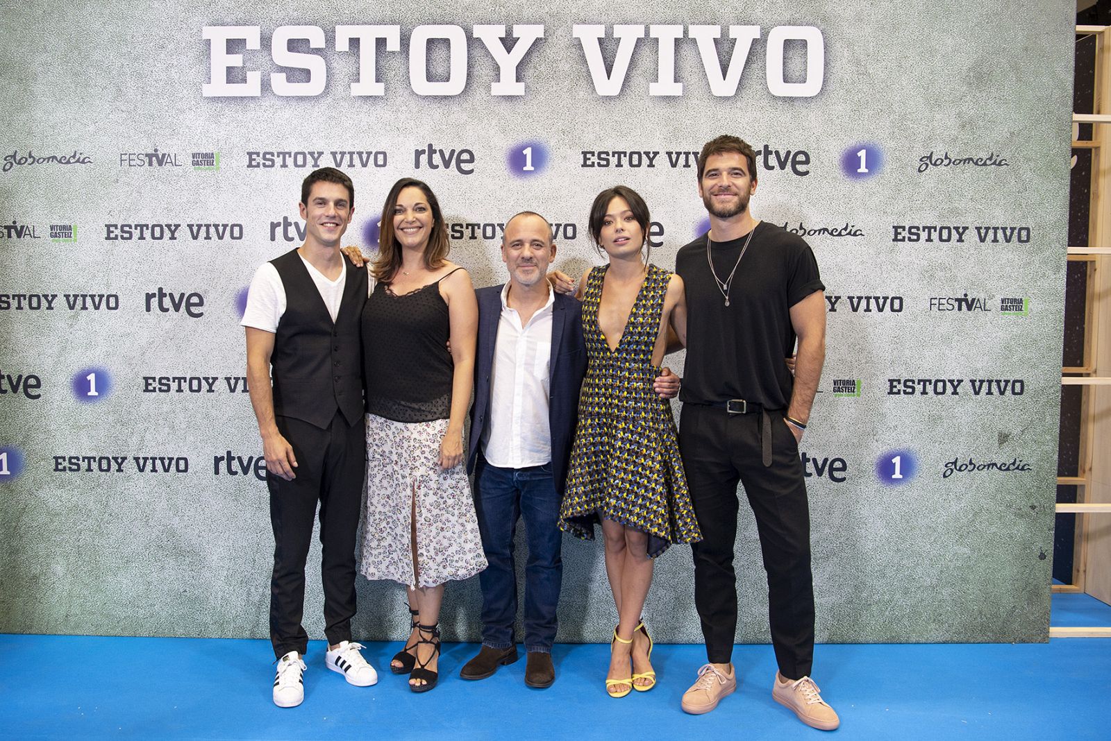 Los actores de 'Estoy vivo' durante la presentación de la segunda temporada en el FesTVal de Vitoria