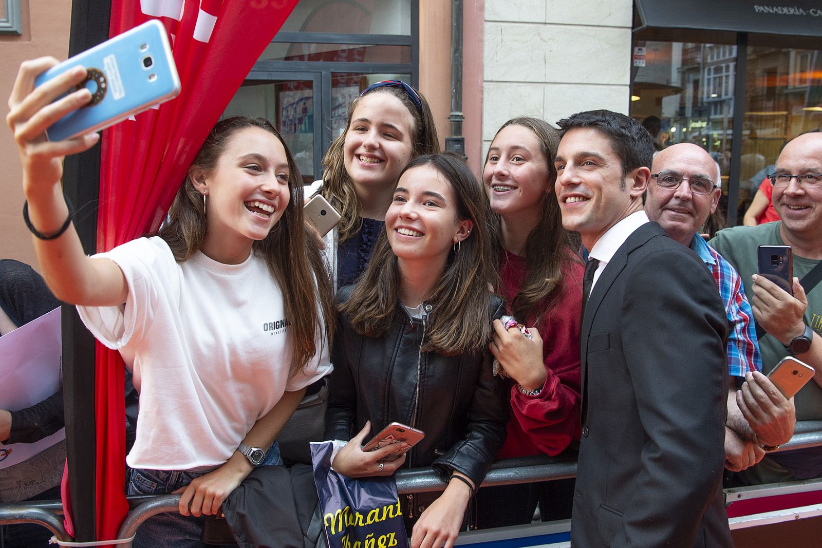 Gritos, autógrafos y muchos selfies: así ha recibido Vitoria a los actores de 'Estoy vivo'