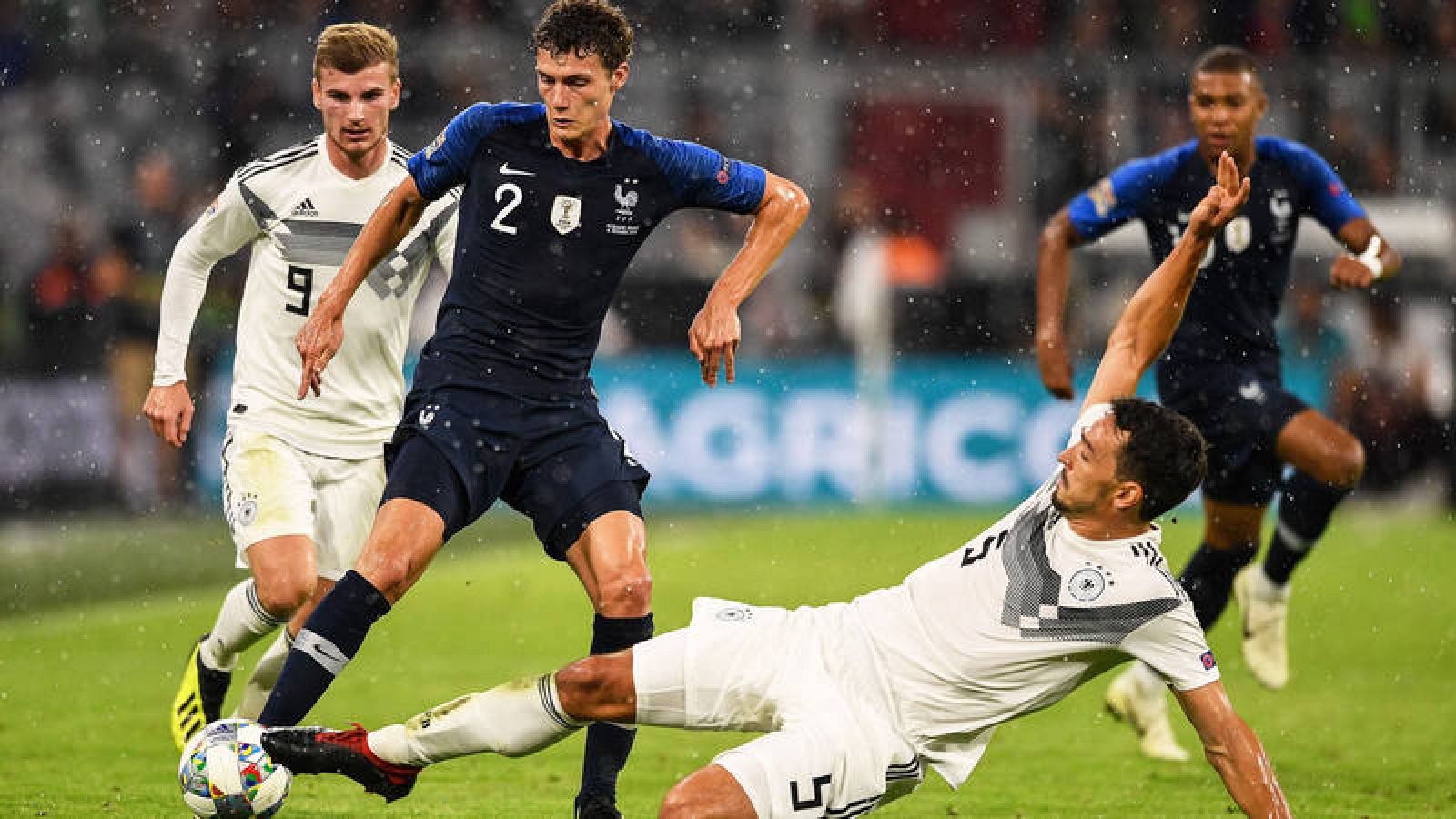 El alemán Mats Hummels intenta arrebatar el balón al francés Benjamin Pavard.
