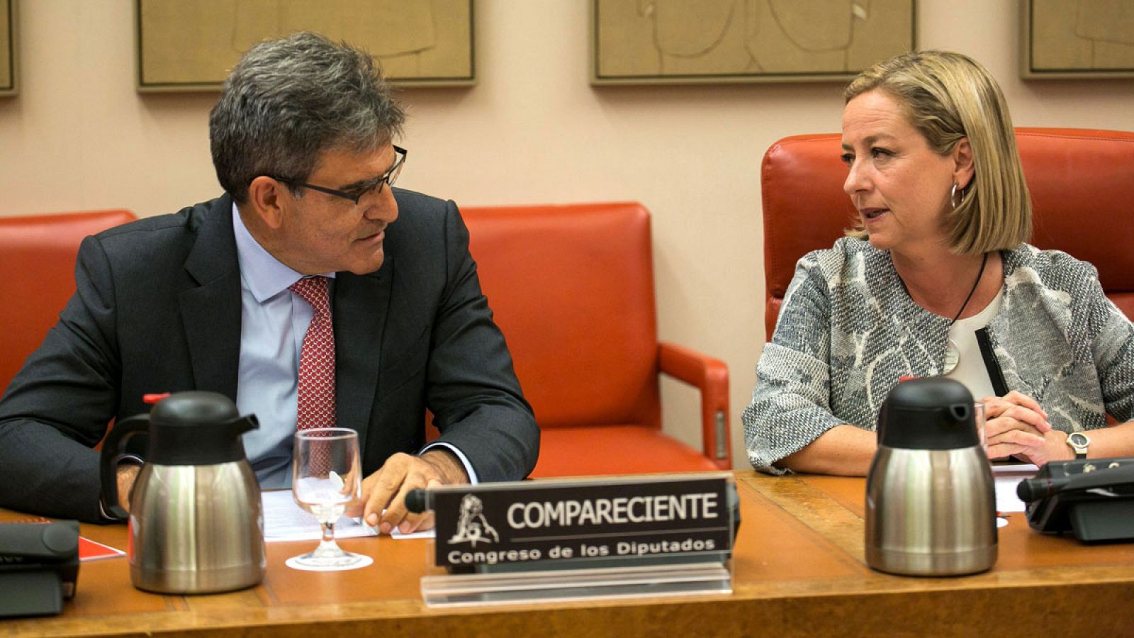 El consejero delegado del Banco Santander, José Antonio Álvarez, y la presidenta de la Comisión, Ana Oramas, durante su comparecencia en la comisión parlamentaria que investiga la crisis financiera