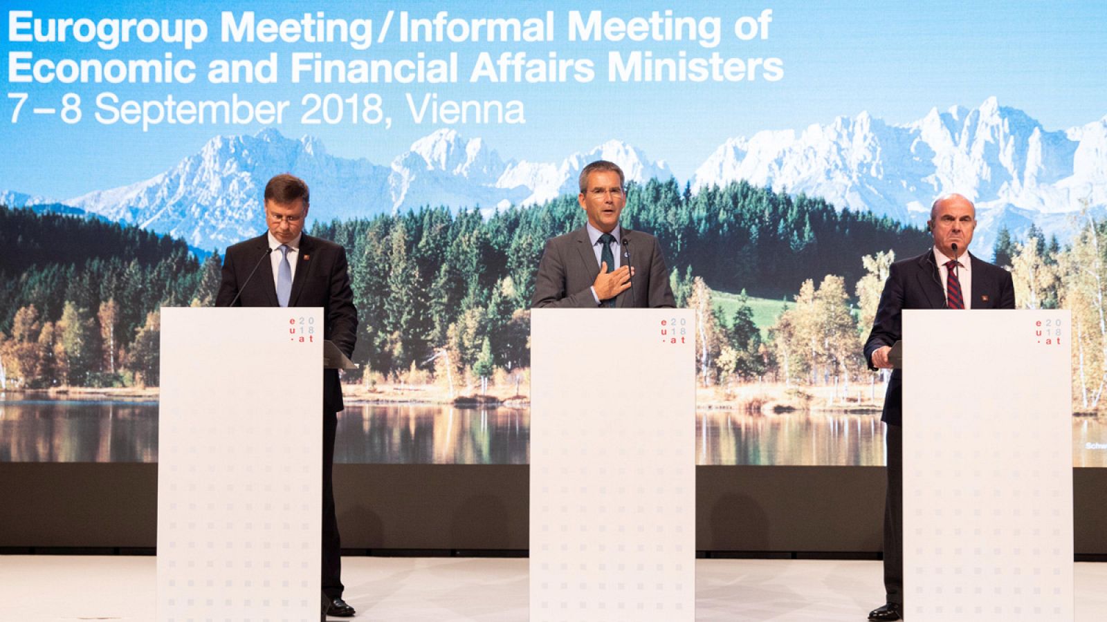 El vicepresidente de la CE para el Euro y el Diálogo Social, Valdis Dombrovskis, el ministro de Finanzas austriaco, Hartwig Loeger, y el vicepresidente del BCE, Luis de Guindos