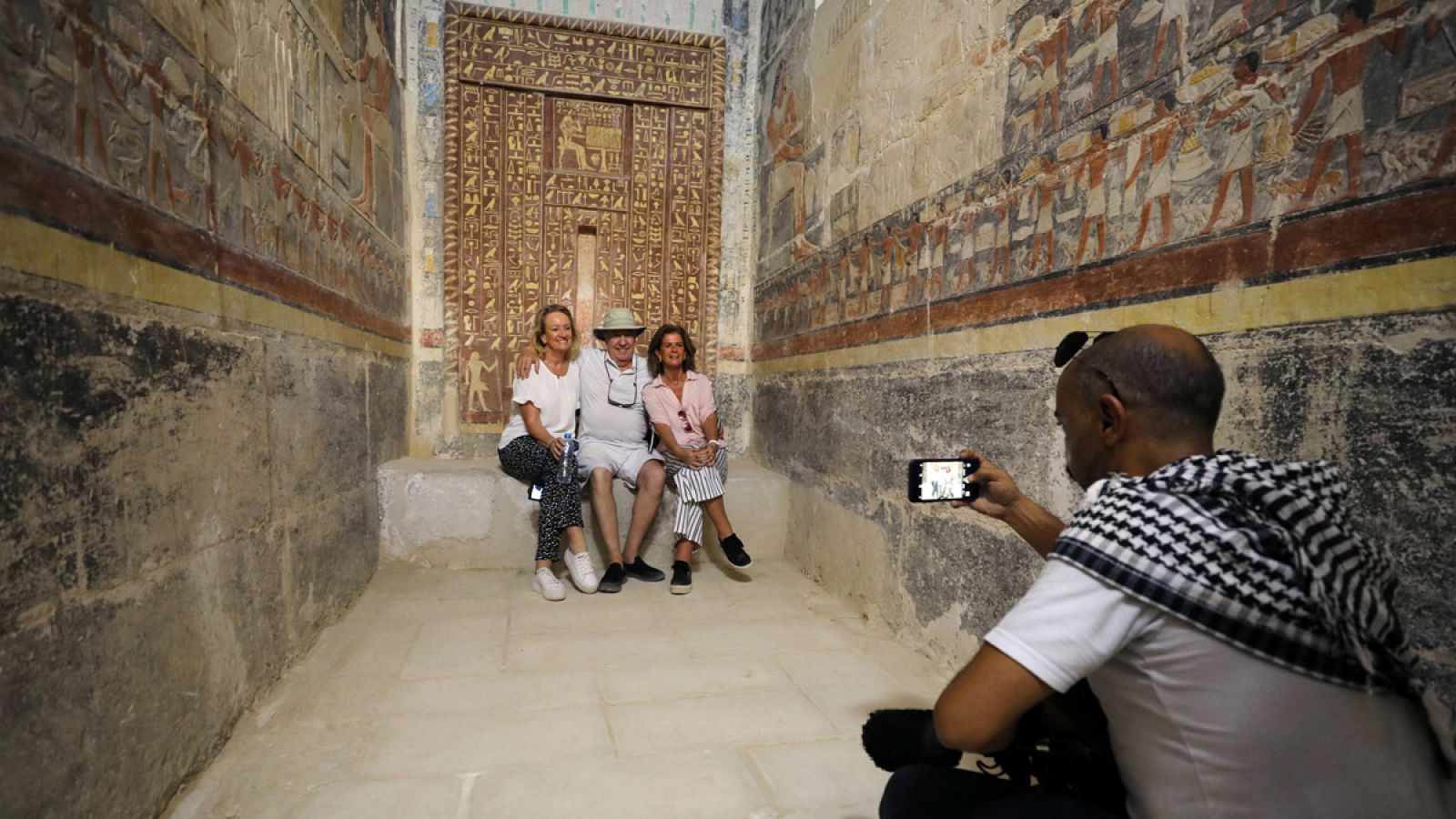 Unos turistas posan para una fotografía en el interior de la tumba de Mehu, en Saqara