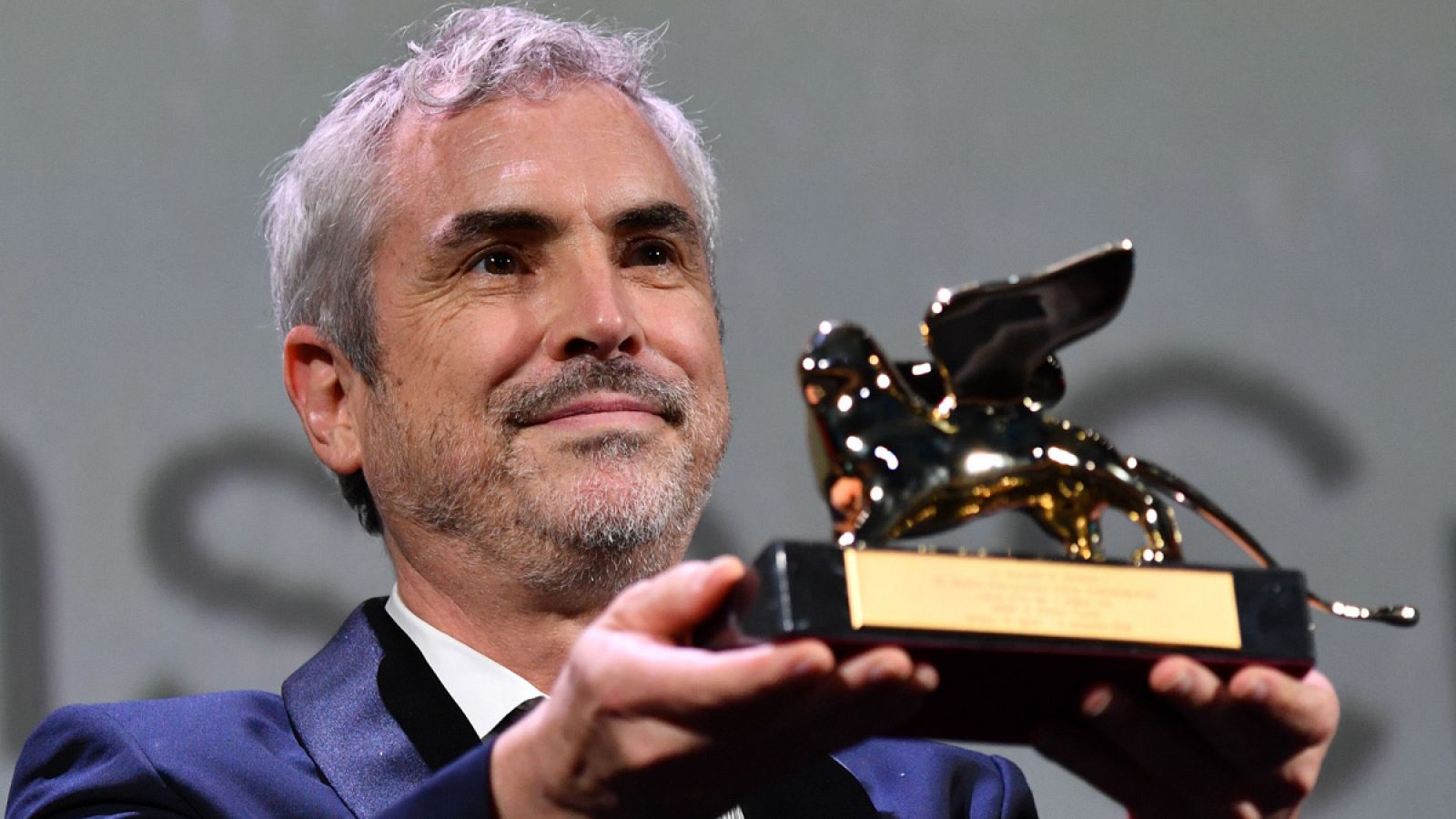 Alfonso Cuarón posa con el León de Oro de Venecia
