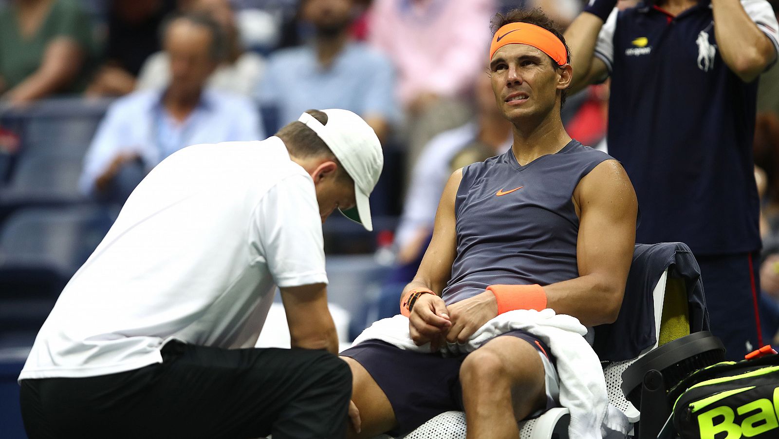 Rafa Nadal, atendido al lesionarse en las semifinales del Open USA ante Del Potro.