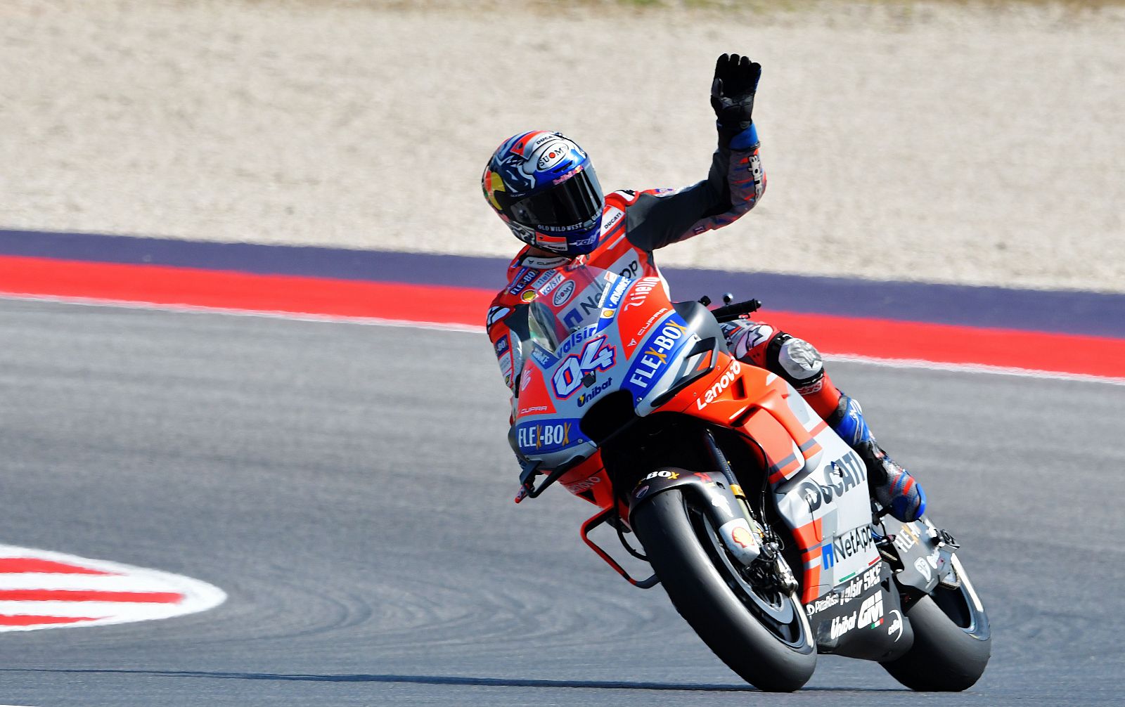 Andrea Dovizioso saluda tras imponerse en el GP de San Marino.