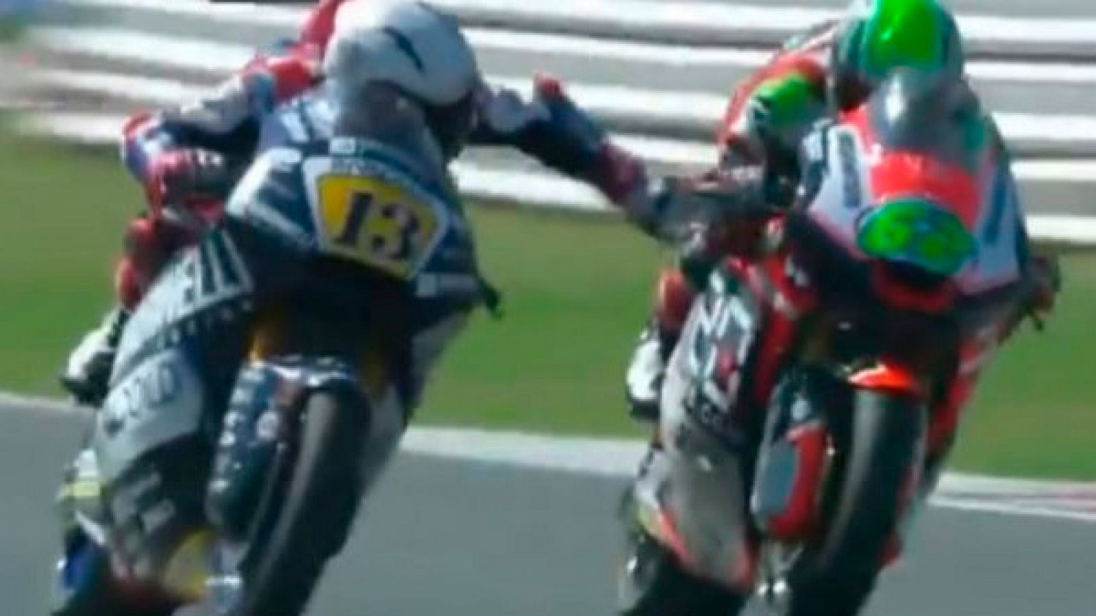 Momento en el que Fenati tocó el freno de Manzi en plena carrera.