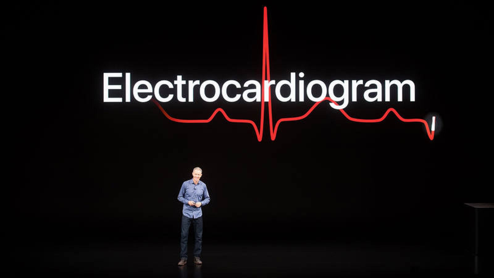 El jefe de operaciones de Apple, Jeff Williams, presenta en el Teatro Steve Jobs la nueva versión del reloj inteligente de Apple
