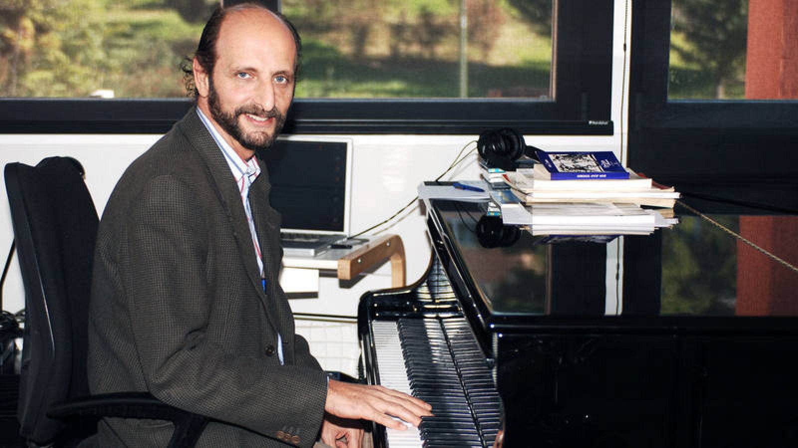  Sastrón en su estudio de grabación en una foto de archivo