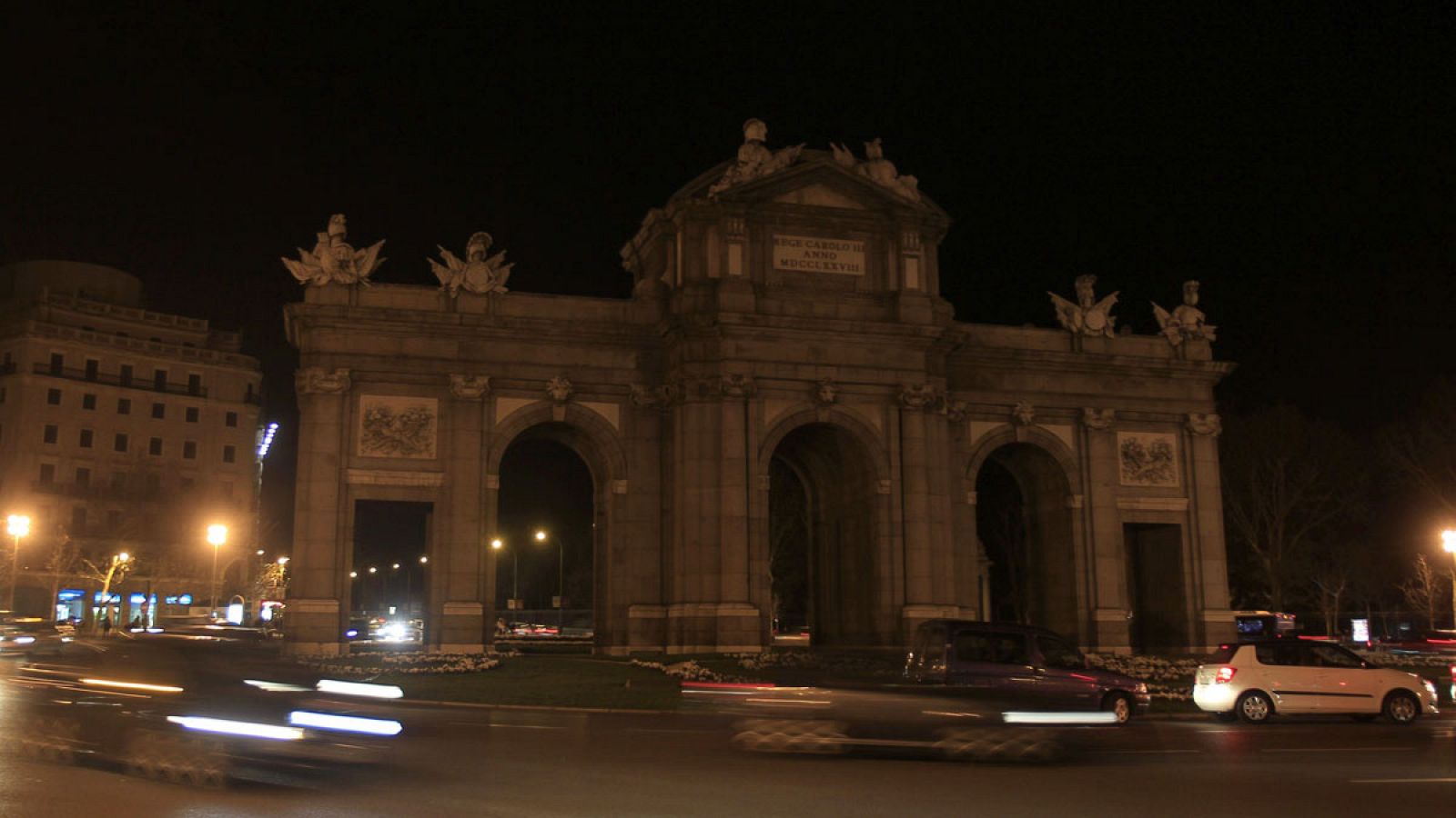 Imagen del 28 de marzo de 2015 de la Puerta de Alcalá de Madrid con las luces apagadas por la Hora del Planeta en concienciación social frente al cambio climático.