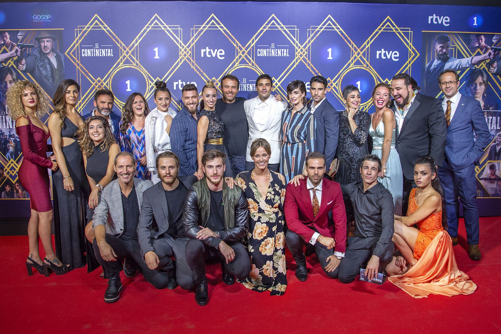 El reparto completo de 'El Continental' durante el preestreno de la serie