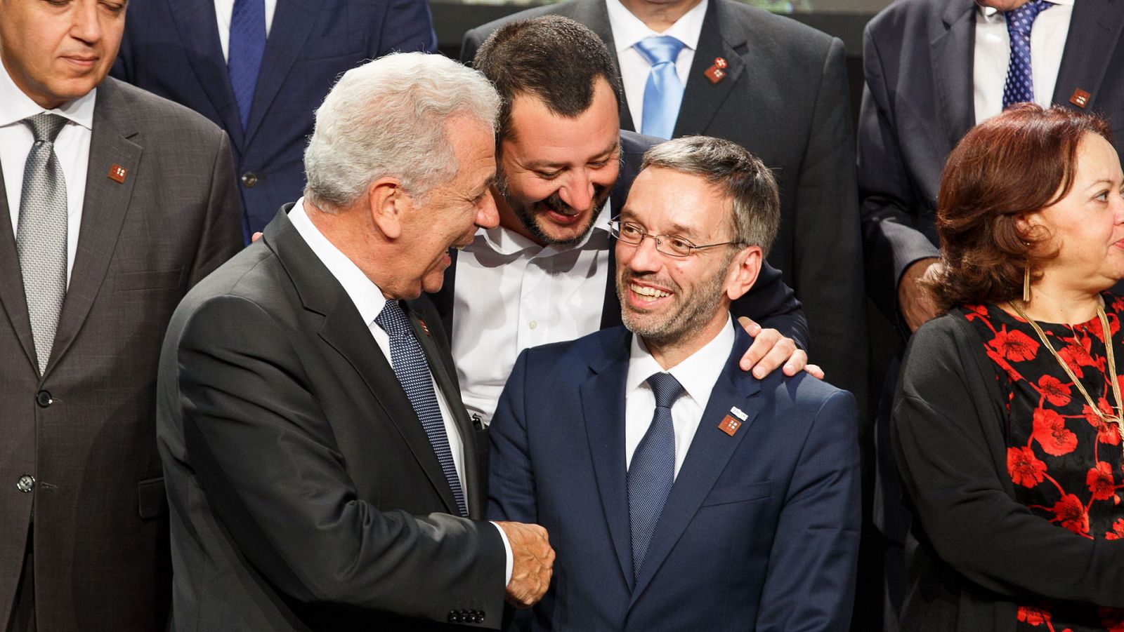 El ministro austriaco del Interior, Herbert Kickl (d), el comisario europeo de Migraciones, Dimitris Avramopoulos (i)