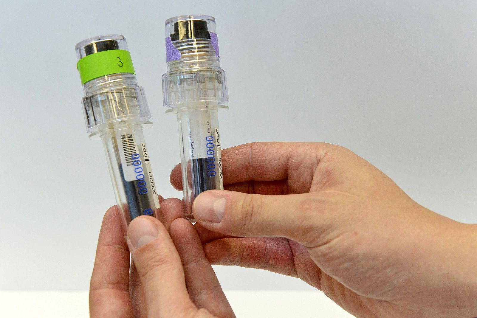 Un técnico de un laboratorio antidopaje enseña muestras de sangre