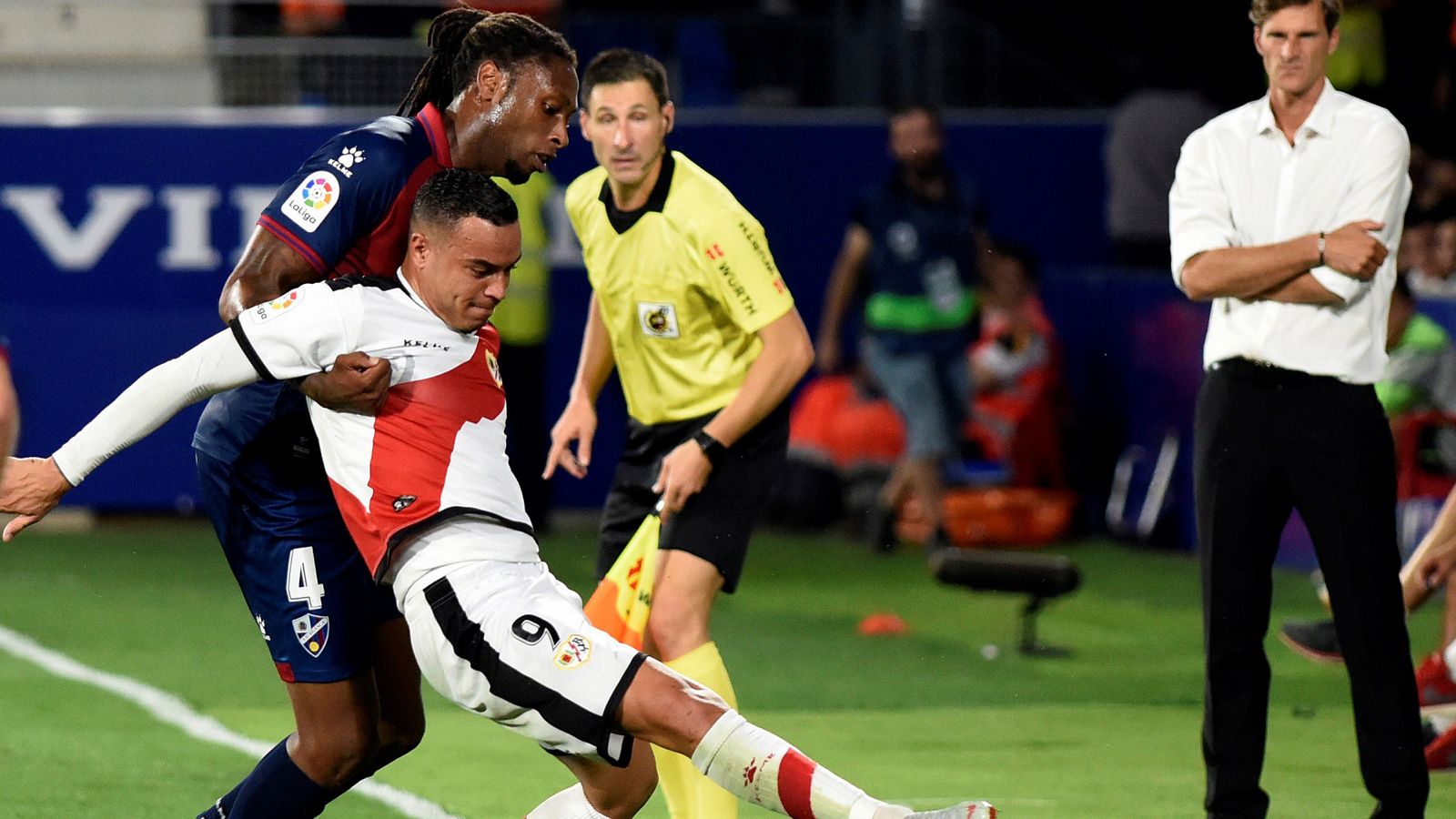 Raúl de Tomás pugna con el defensa Rubén Semedo en el Huesca - Rayo.