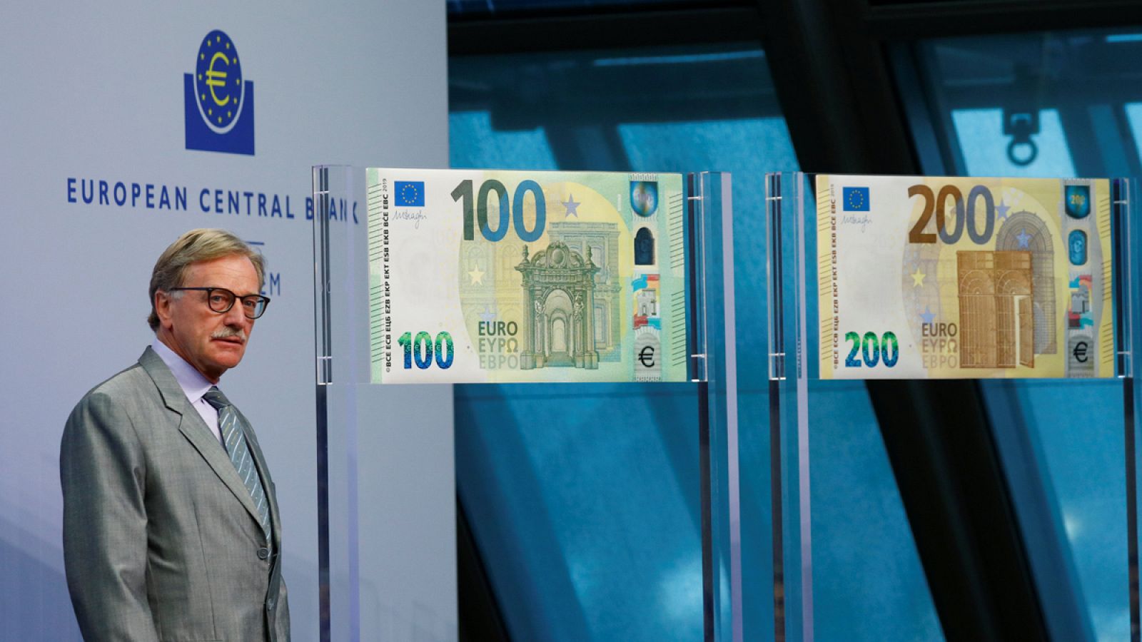 Yves Mersch ante los nuevos billetes de 100 y 200 euros