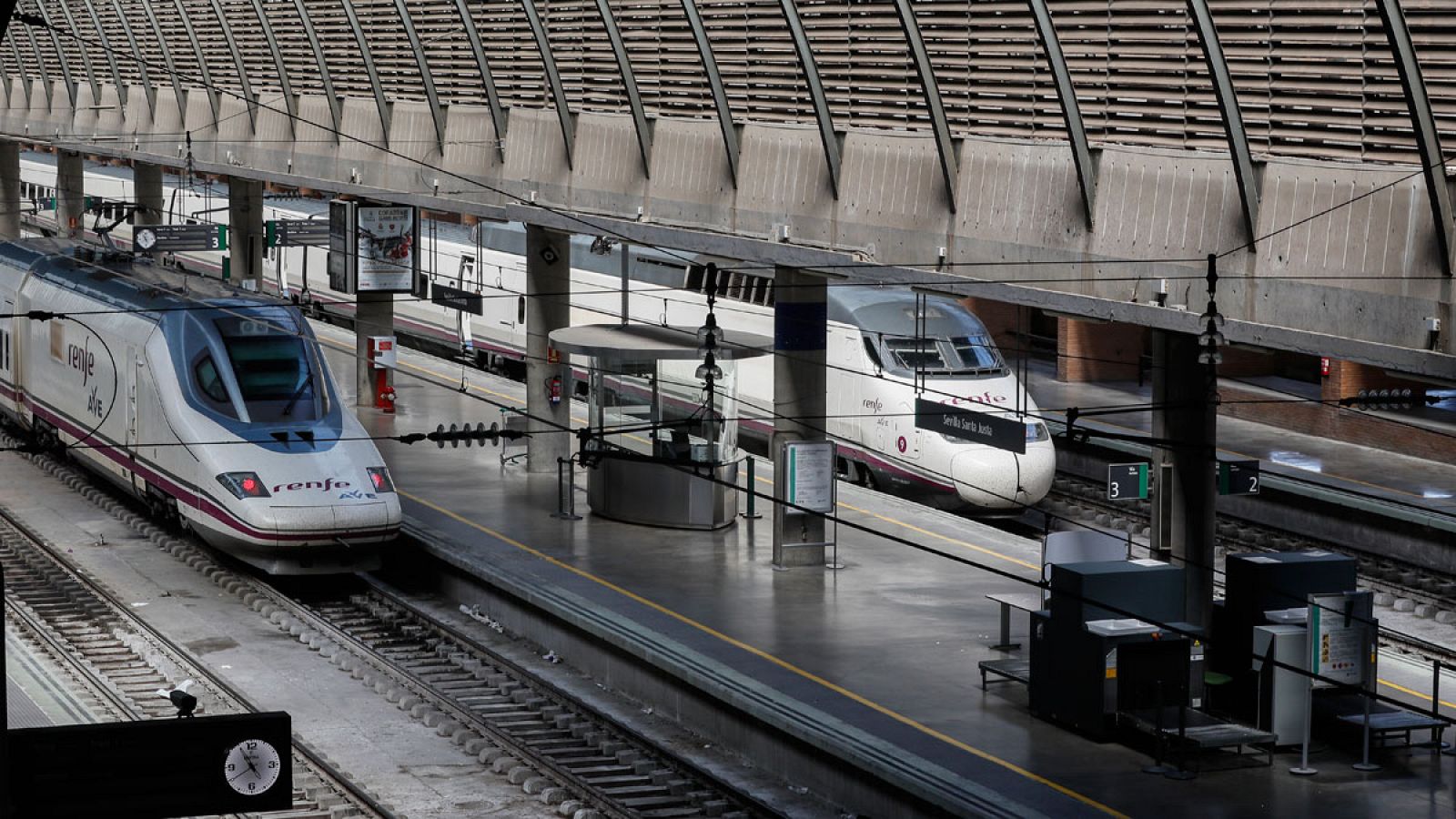 Trenes en la estación del AVE de Santa Justa, en Sevilla