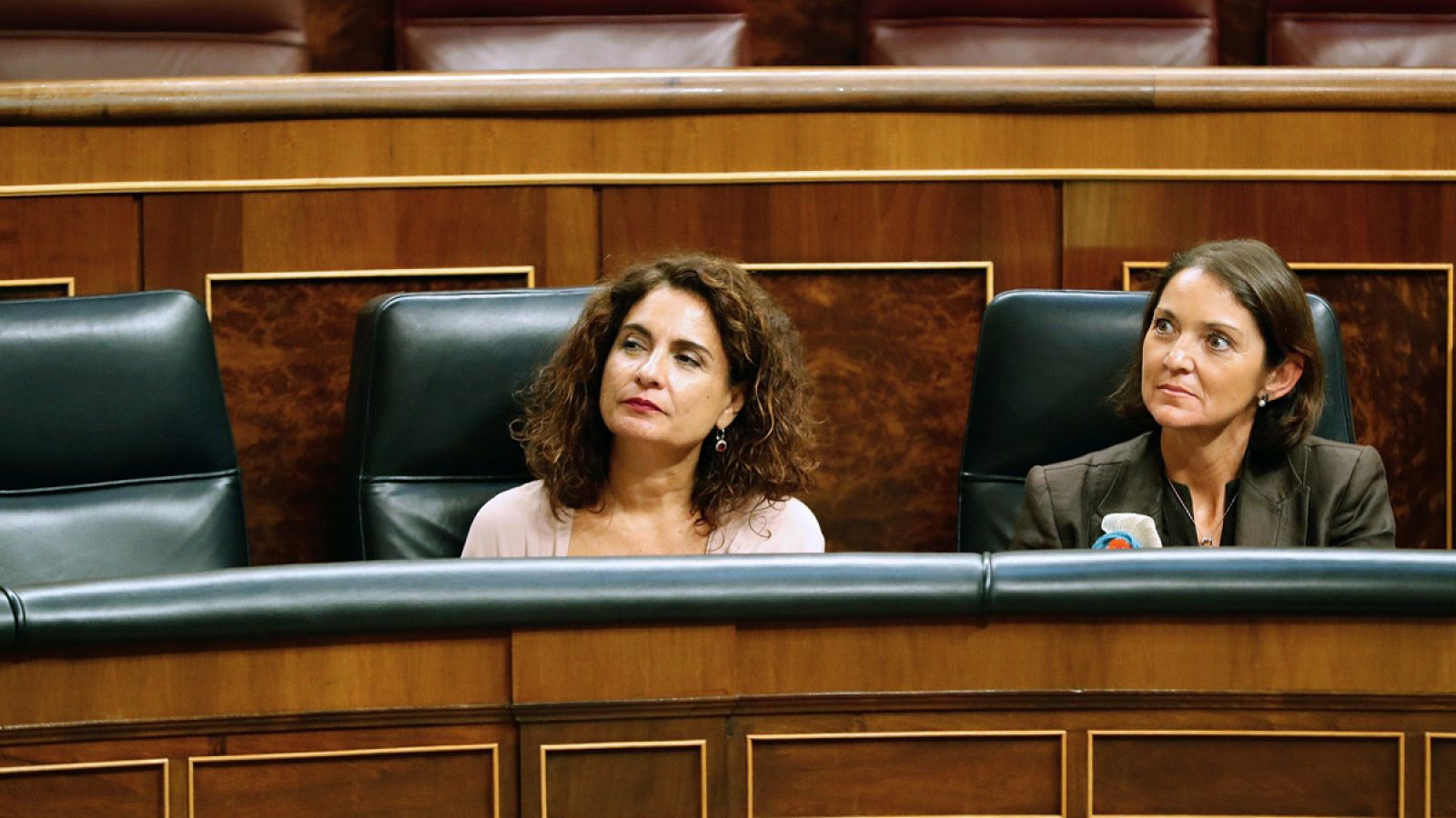 La ministra de Industria Reyes Maroto y de Hacienda María Jesús Montero, durante el pleno del Congreso de los Diputados