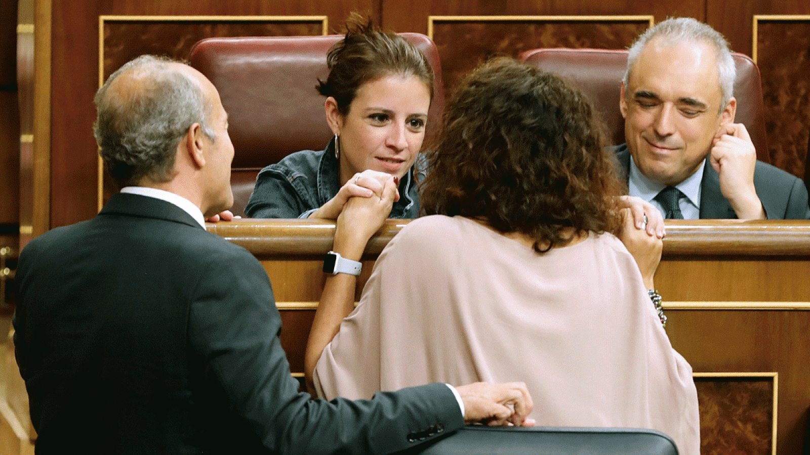 La portavoz del PSOE en el congreso Adriana Lastra y la ministra de Hacienda María Jesús Montero.