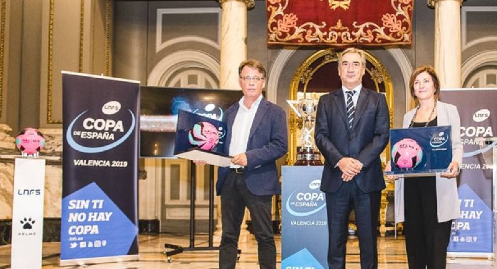 Los responsables de deportes de la Generalitat valenciana y el Ayuntamiento de la ciudad, Josep Miquel Moya y Maite Girau, flanquean al presidente de la LNFS, Javier Lozano 