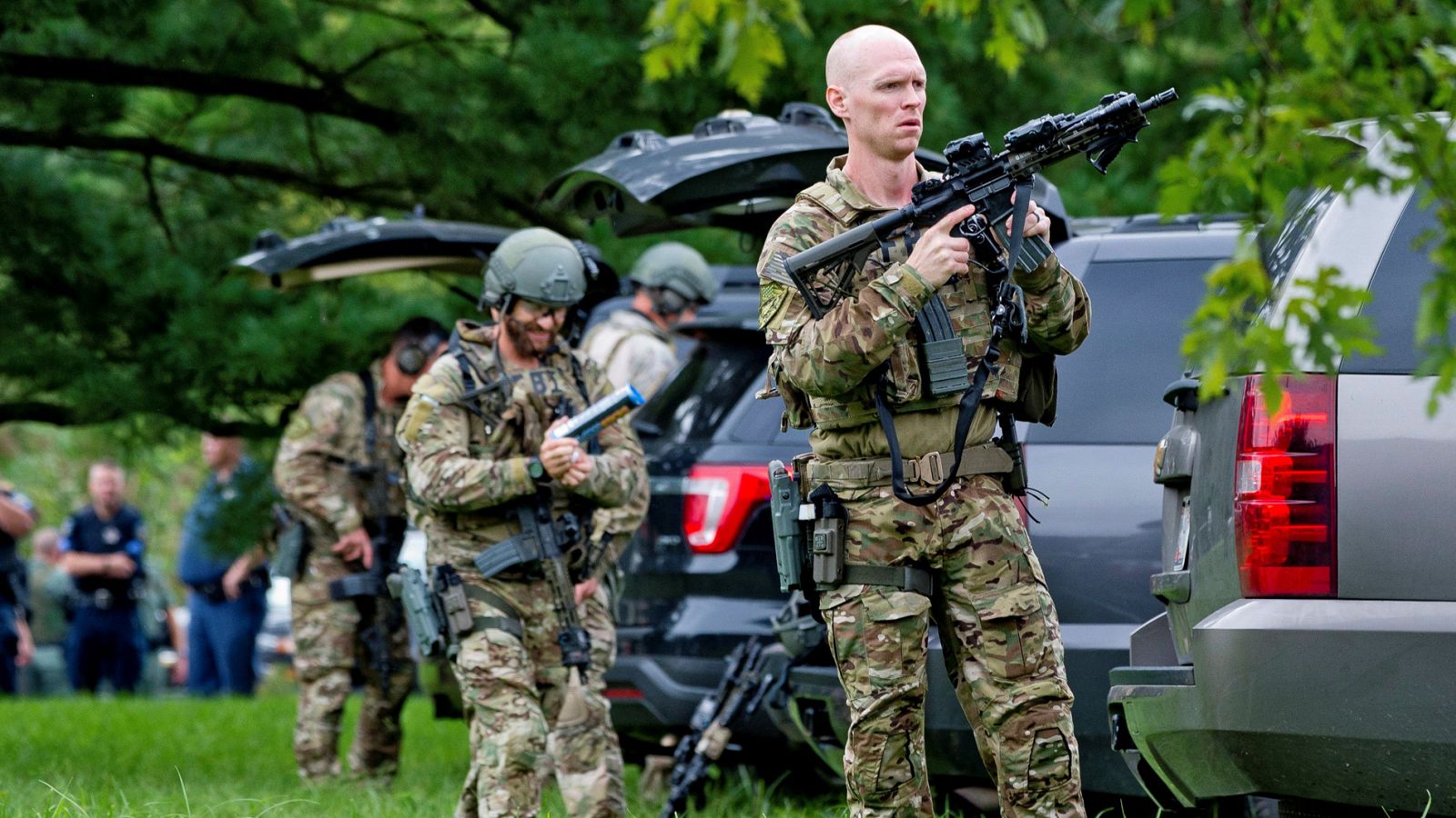 Agentes del FBI toman posiciones en el lugar del tiroteo, en Harford, Maryland, EE.UU.