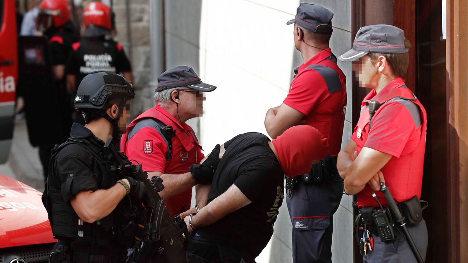 Uno de los tres acusados en el crimen de Cáseda entra con la cabeza cubierta escoltado por la Policía Foral.