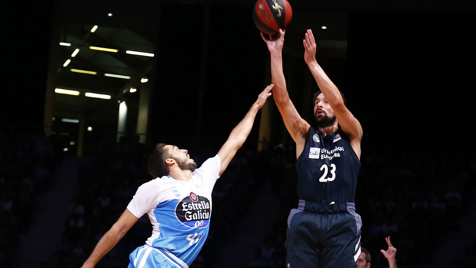 Sergio Llull, del Madrid, lanza a canasta frente a Pepe Pozas, del Obradoiro.