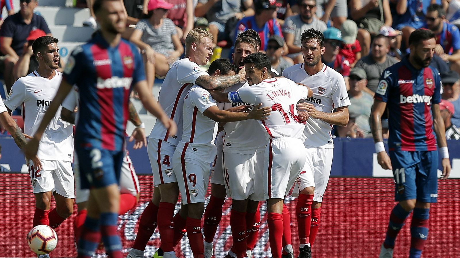 Los jugadores del Sevilla celebran un gol al Levante.