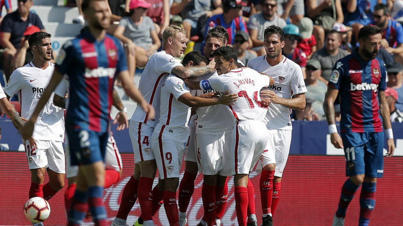 Los jugadores del Sevilla celebran un gol al Levante.
