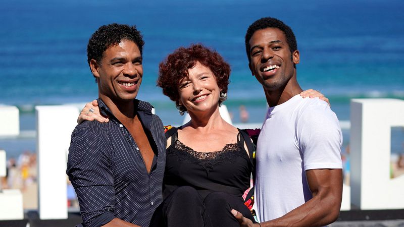 El bailarín Carlos Acosta, la directora Iciar Bolláin y el actor Keyvin Martinez, en la presentación de Yuli en San Sebastián.