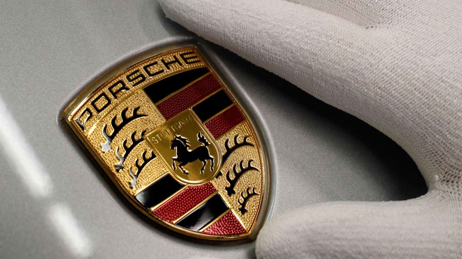 Insignia de Porsche en uno de sus vehículos