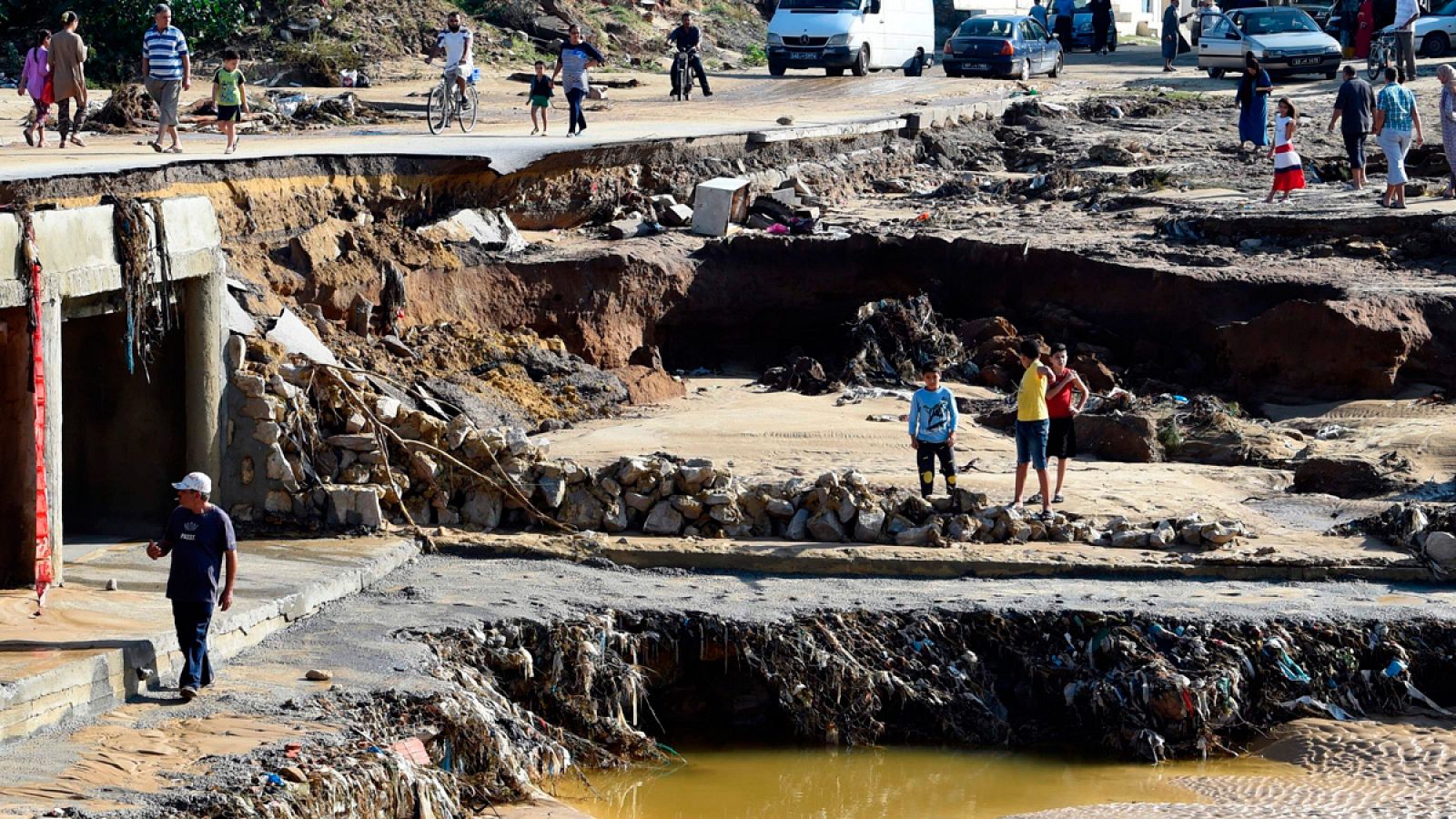 Un puente destruido en la ciudad costera de Bir Challouf tras una riada repentina que ha provocado inundaciones en el noreste de Túnez
