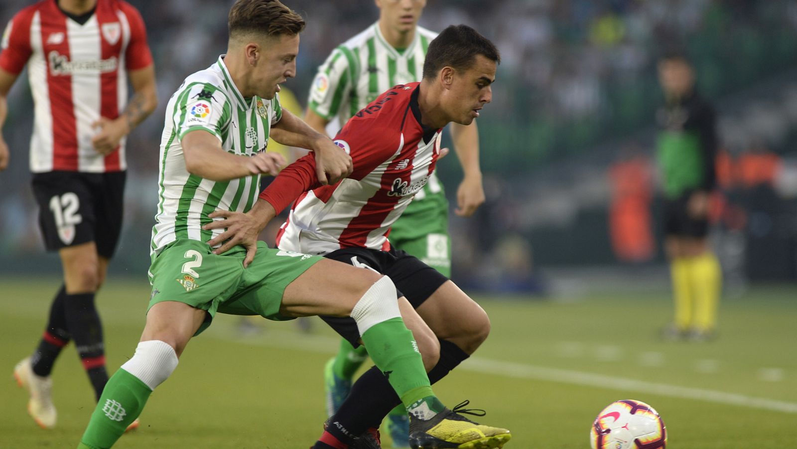 El Betis nivela a un Athletic con diez