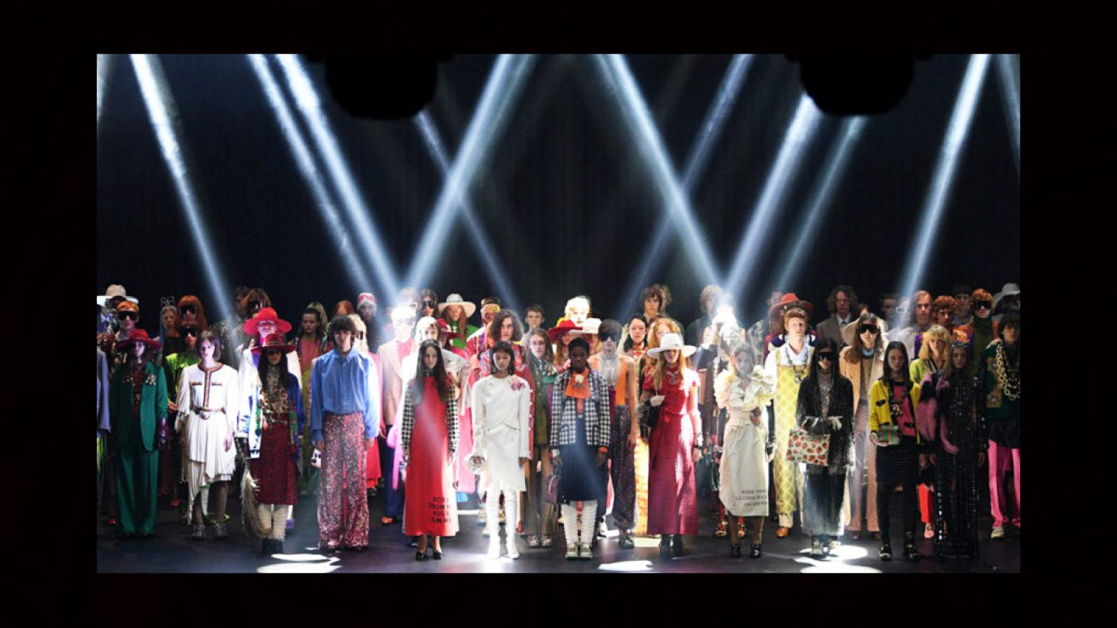 Carrusel final del desfile de Gucci en el teatro Le Palace, en París.