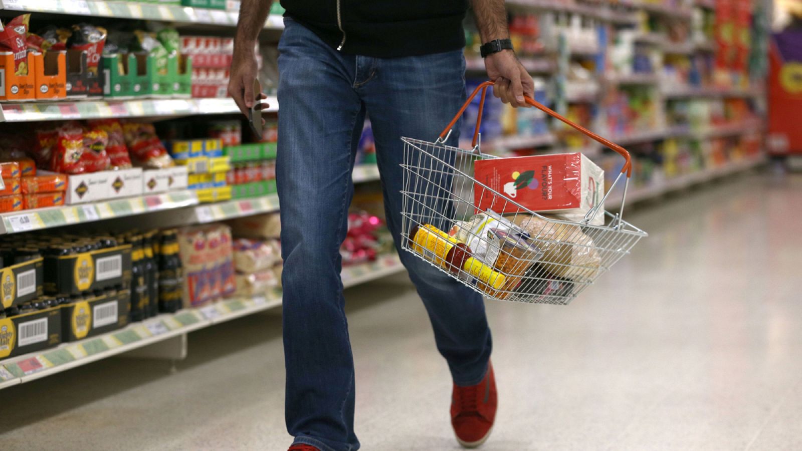 Un hombre hace la compra en un supermercado