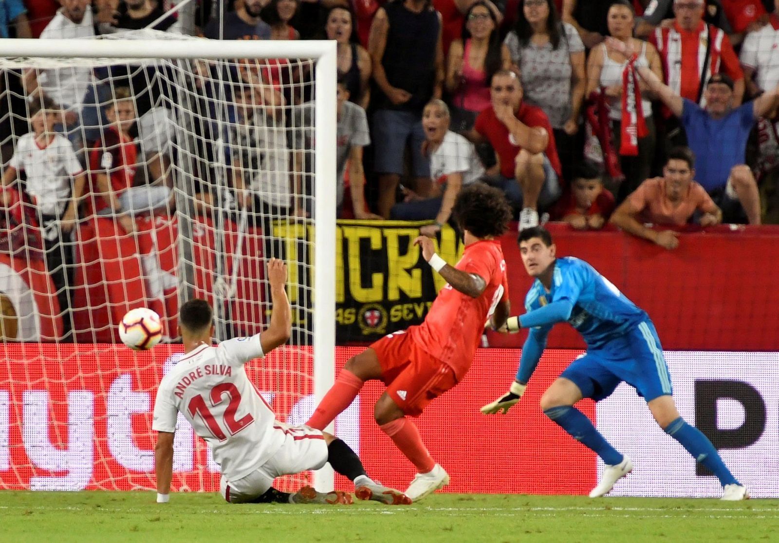 El delantero portugués del Sevilla André Silva (i) marca el segundo gol ante el Real Madrid