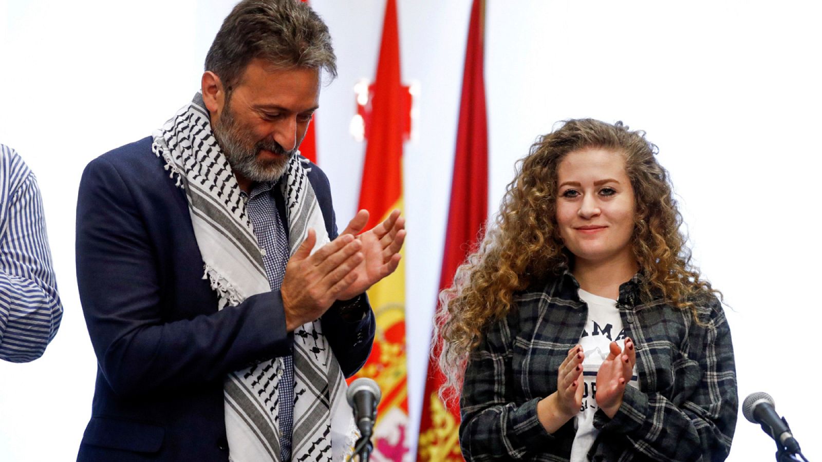 Mauricio Valiente recibe a la activista palestina Ahed Tamimi