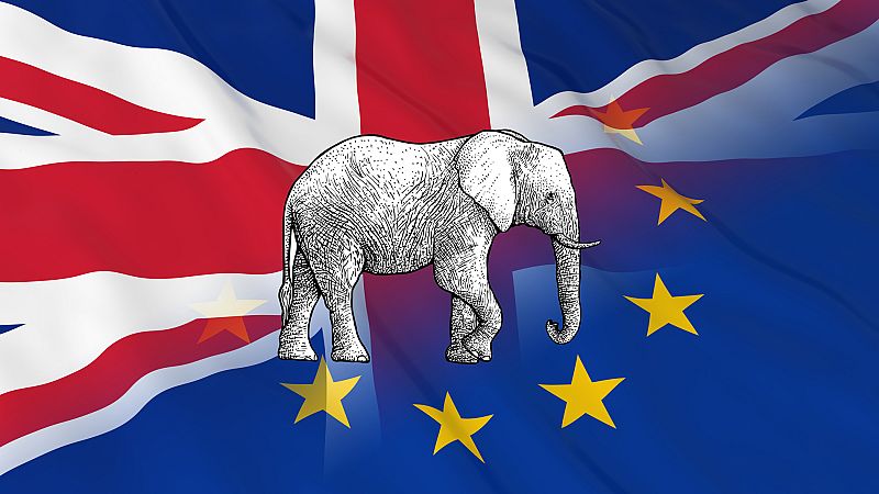 Banderas de Reino Unido y la Unión Europea ondean tras la ilustración de un elefante