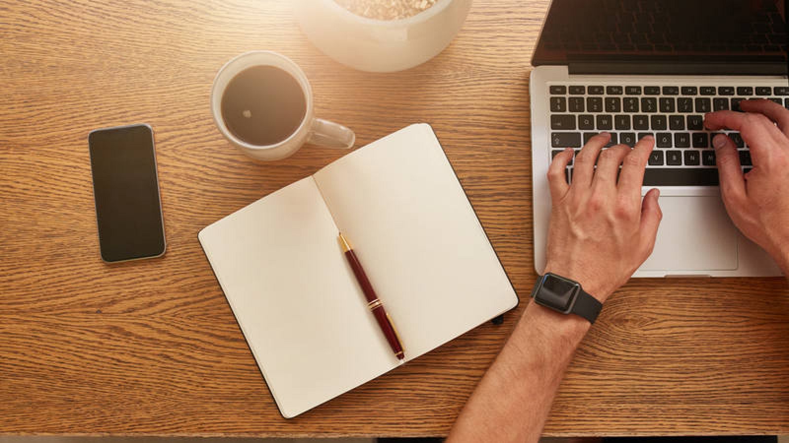 Un trabajador autónomo realizando trámites por vía telemática