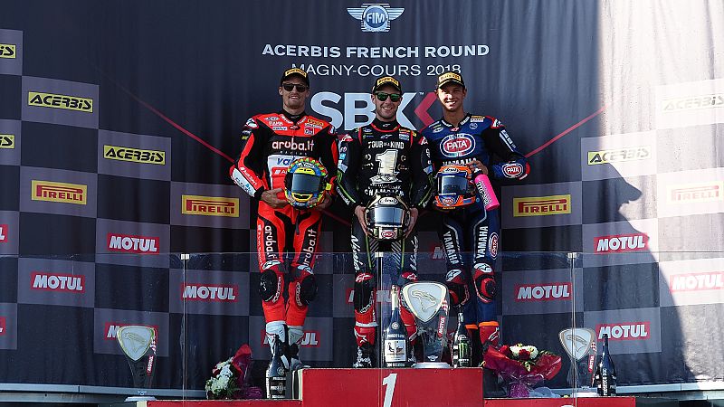Podio de la segunda carrera de Magny Cours, con John Rea en lo más alto.