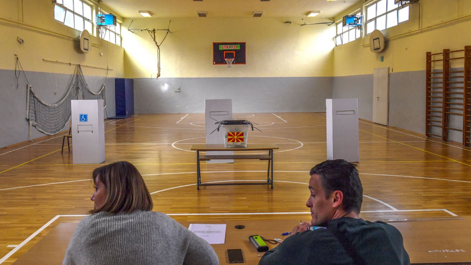 Un centro de votación vacío en Skopie