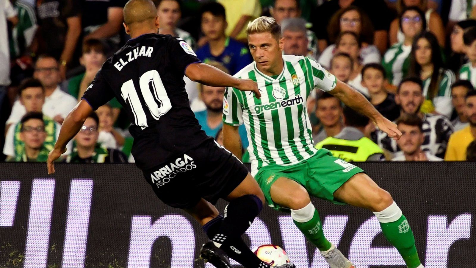 El Zhar, del Leganés, frente a Joaquín, del Betis.